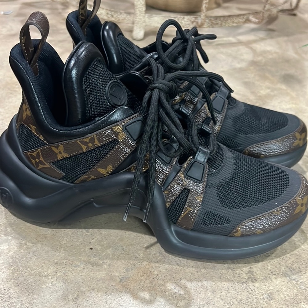 NEW LISTING: Louis Vuitton sneakers‼️